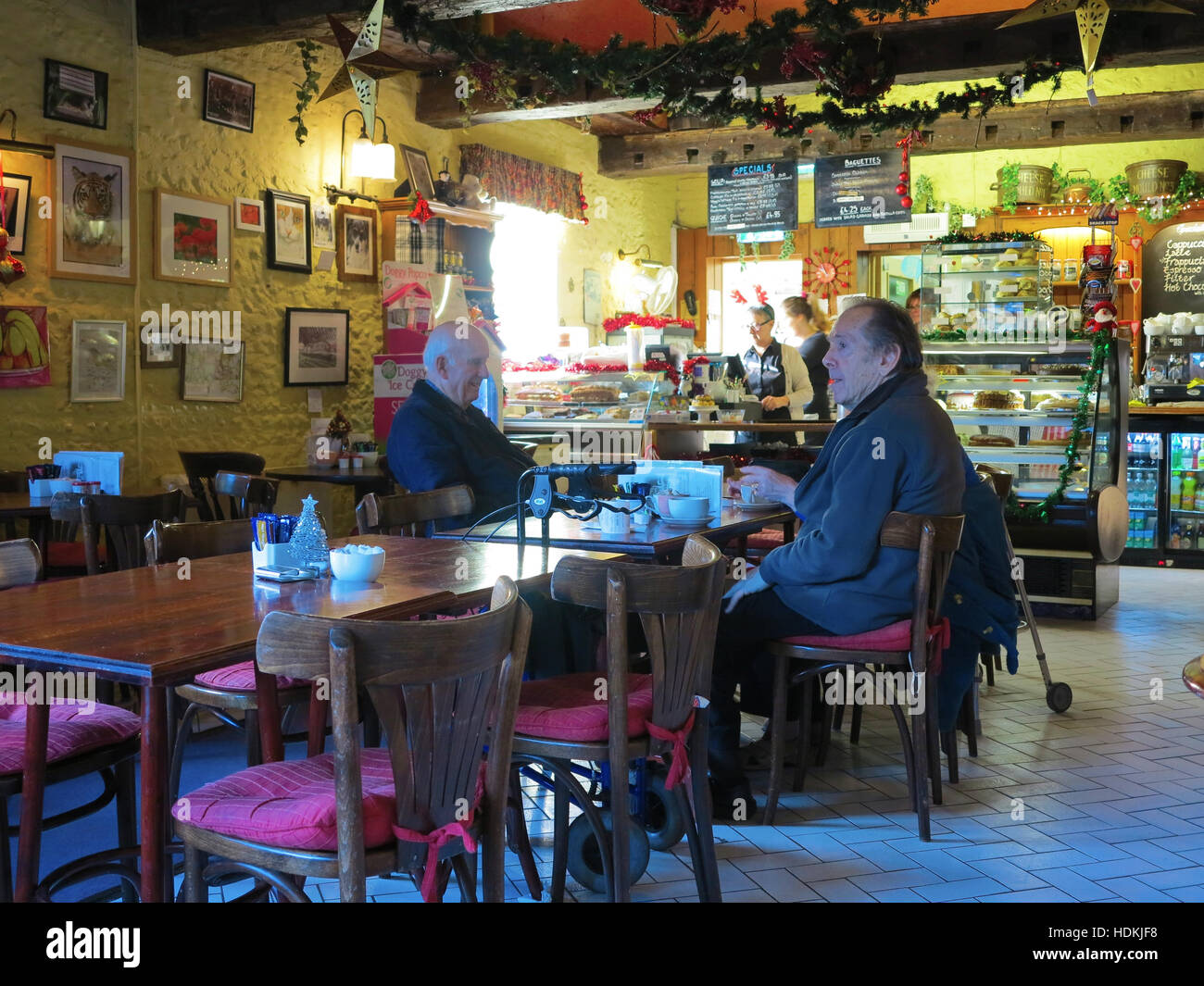 Pensionati di vecchia età che hanno caffè di Natale in caffè, Sussex, Inghilterra Foto Stock