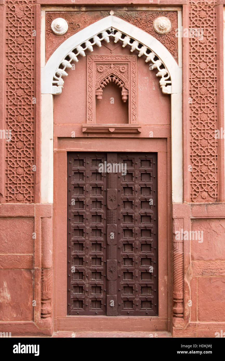 Stile Mughal decorata porta in Jahangiri Mahal Palace all'interno di Red Fort a Agra, Uttar Pradesh, India. Foto Stock