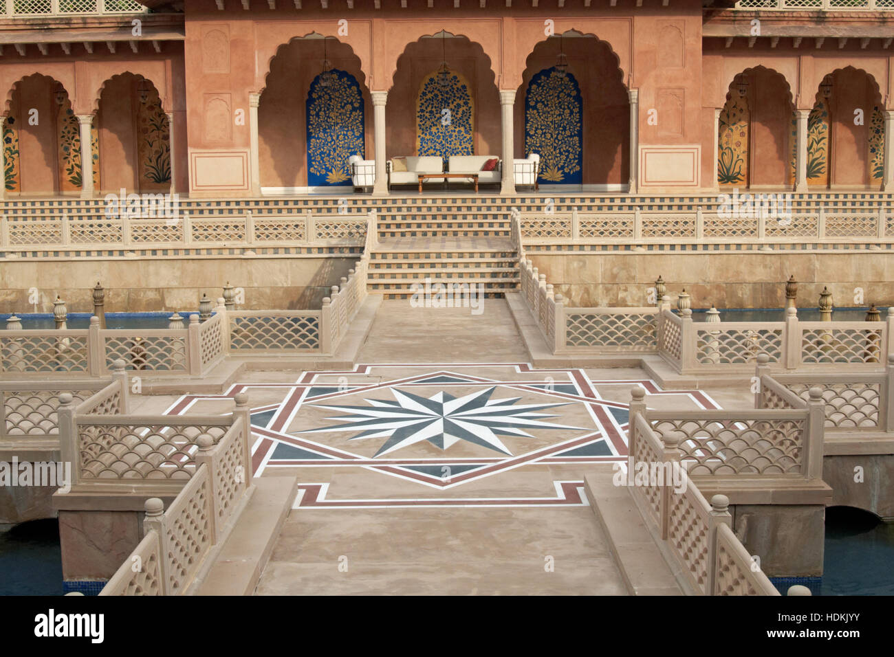 Stile Mughal walled garden con colonnati, piscine e fontane in Agra, India. Foto Stock