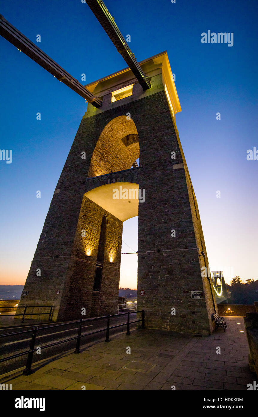 Oriente torre di sostegno del ponte sospeso di Clifton oltre il fiume Avon a Bristol al crepuscolo Foto Stock