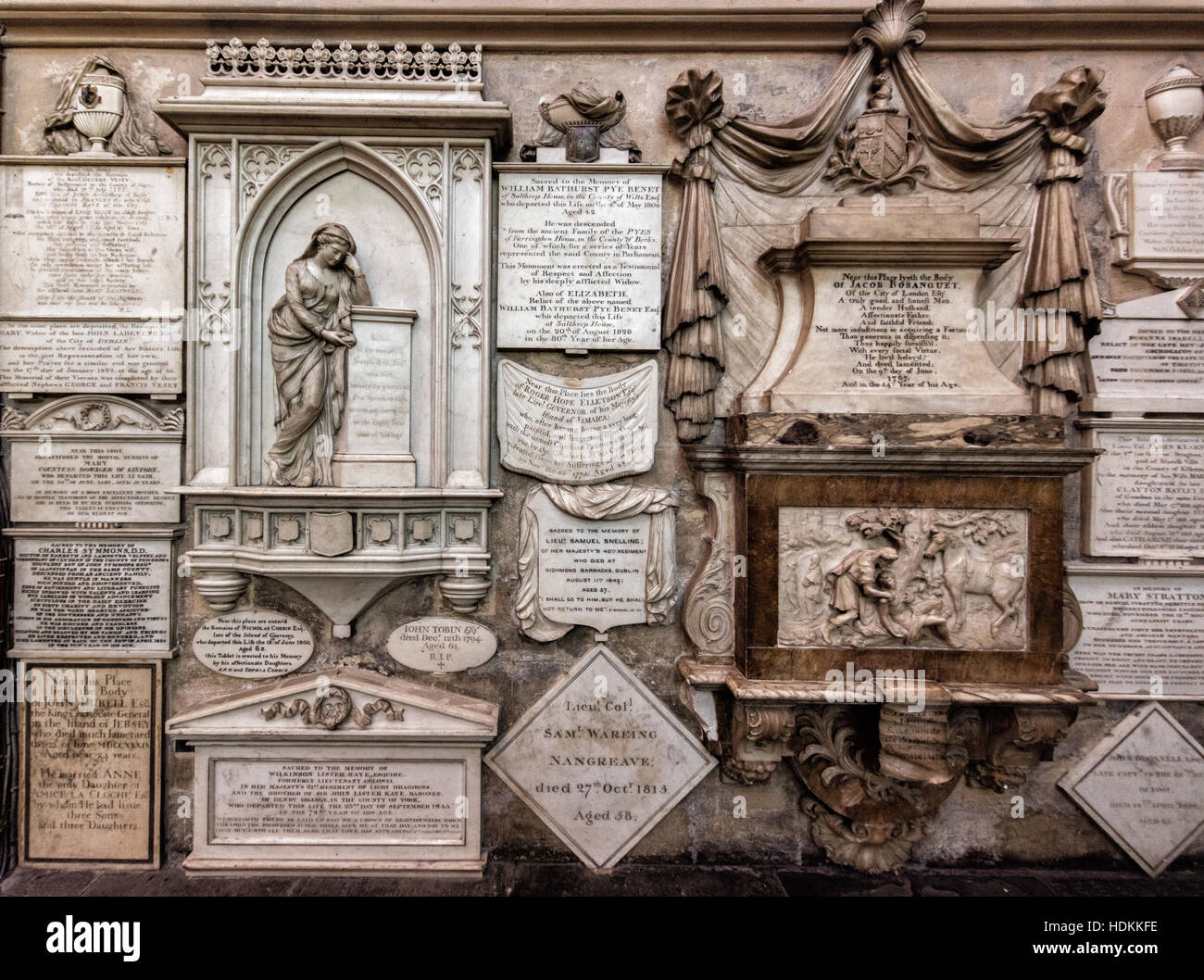 Le pareti della Abbazia di Bath in Somerset sono riempiti con lapidi scultura funeraria e santuari per i defunti del XVIII secolo Foto Stock