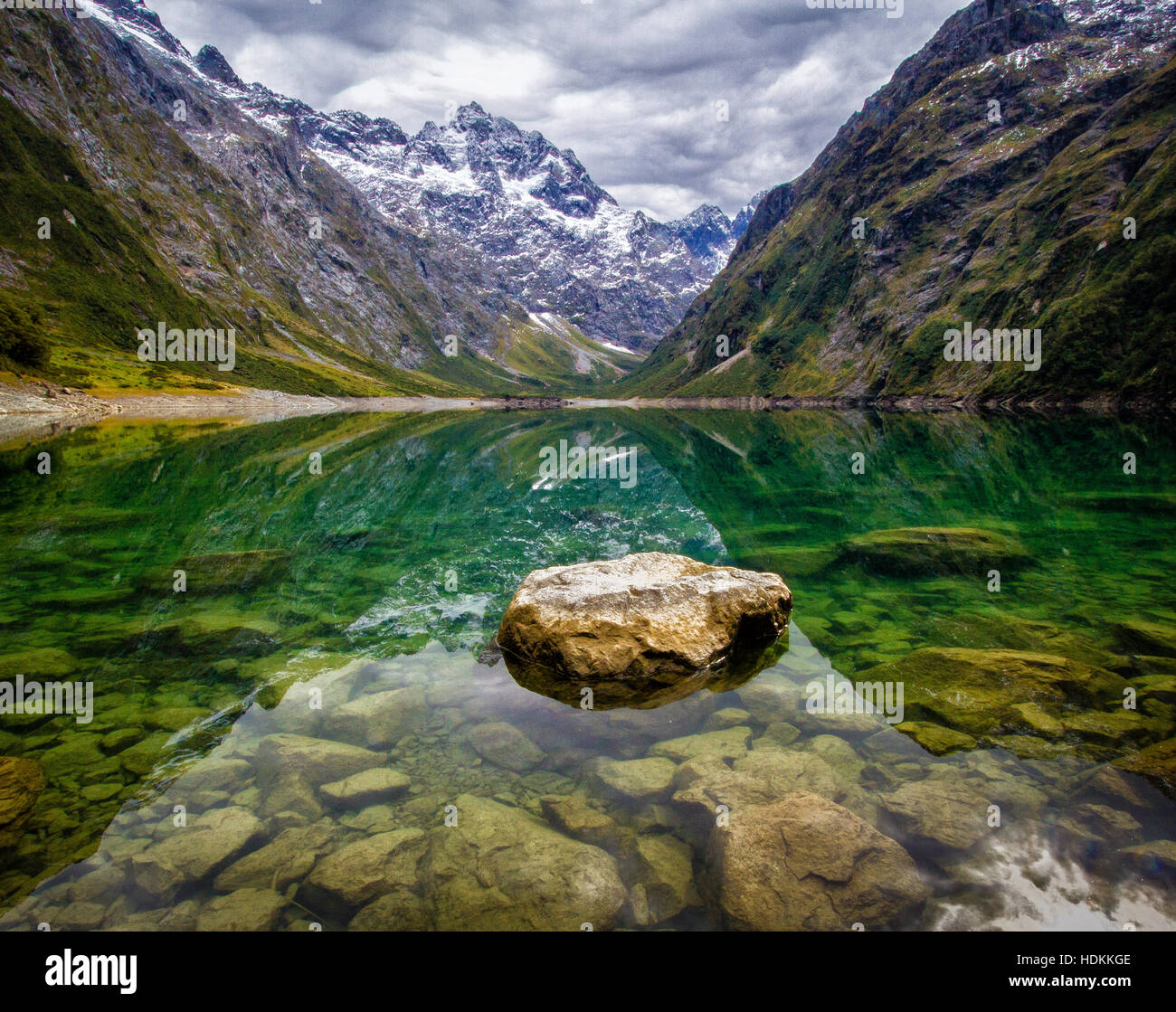 Le limpide acque del lago mariana nel Fjordland quartiere di South Island in Nuova Zelanda con il Darran montagne al di là Foto Stock