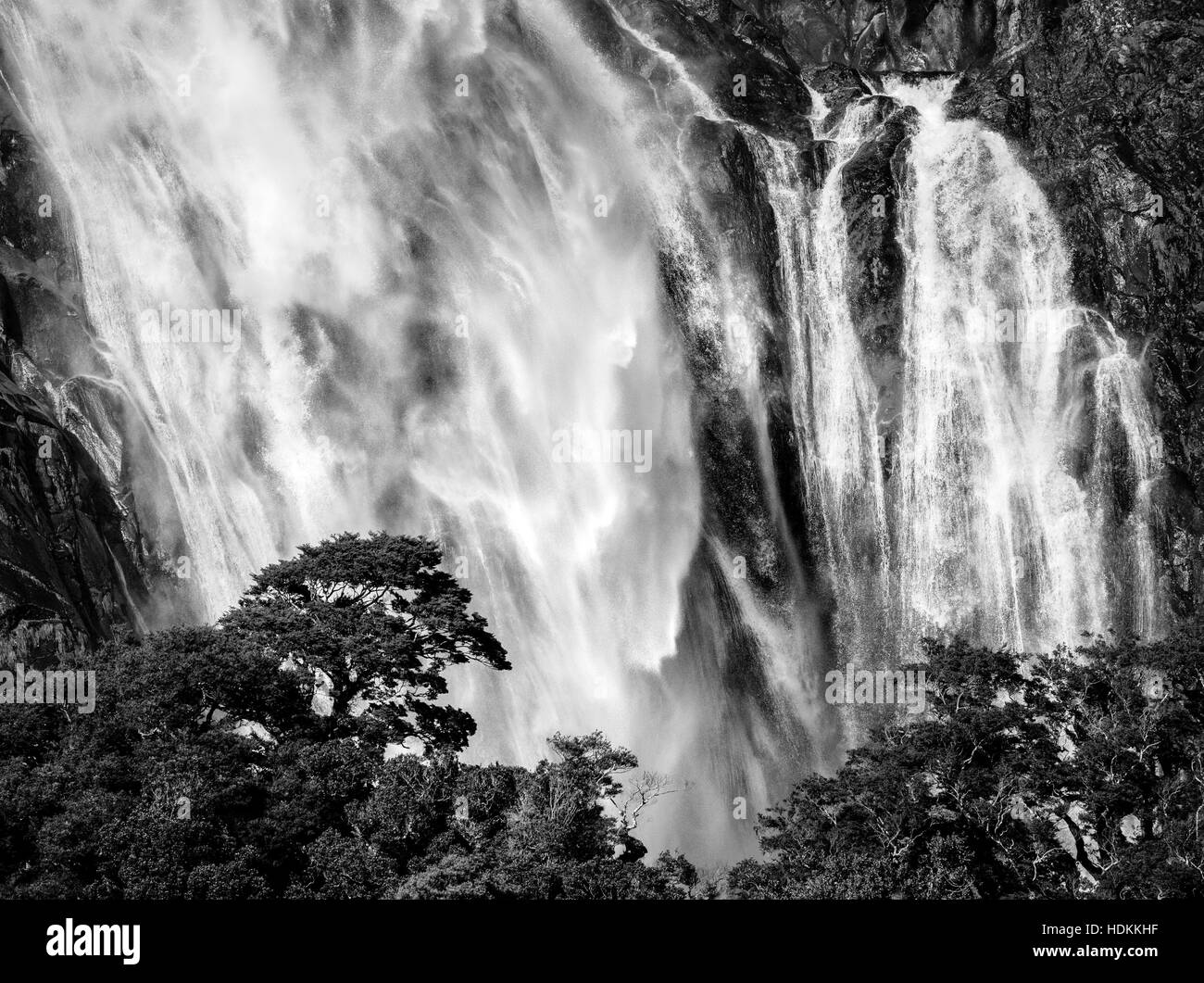 Signora Bowen assordanti cascate nel Milford Sound nel Fjordland sull Isola del Sud della Nuova Zelanda Foto Stock