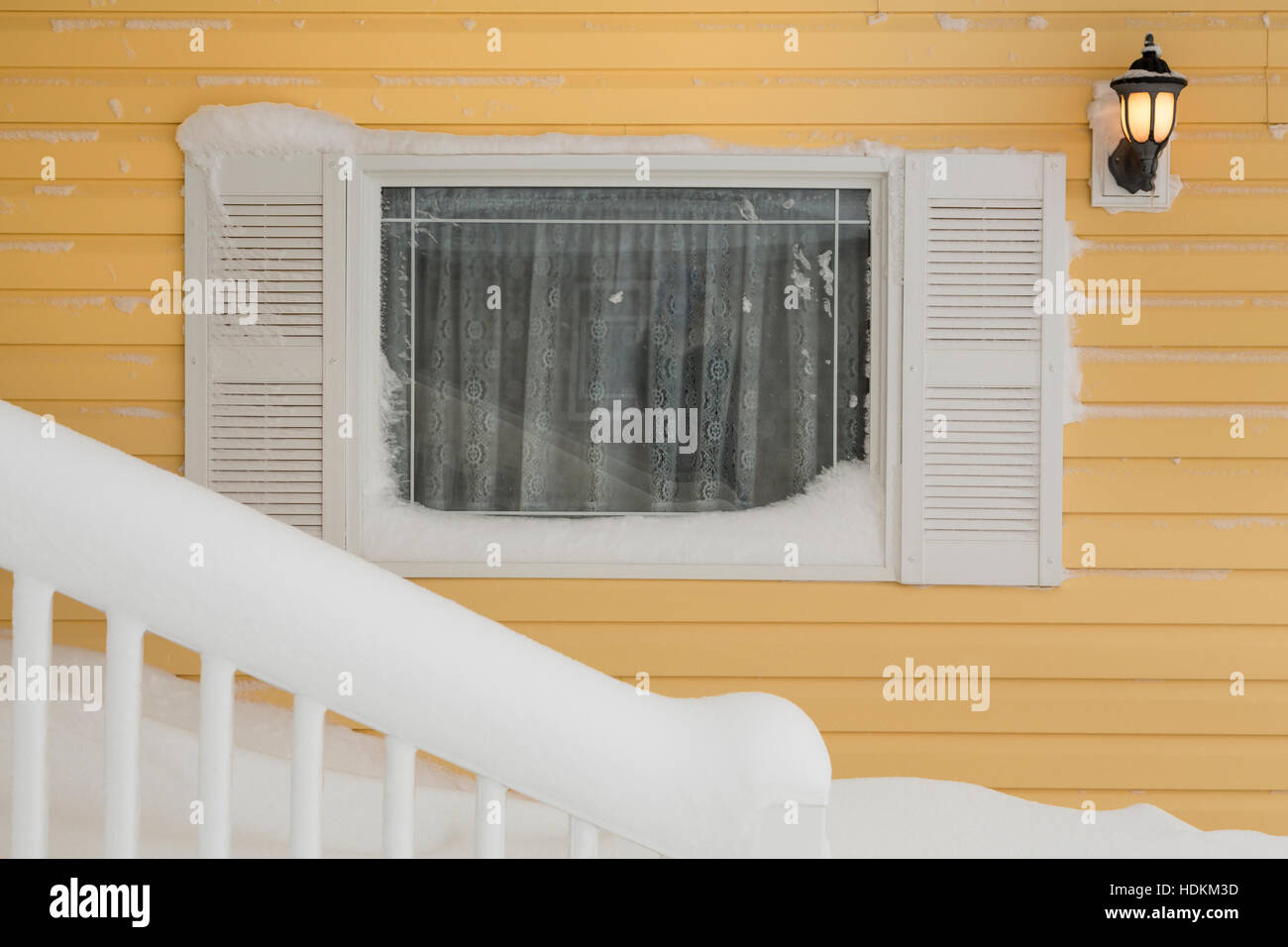 Finestra di casa e bannister dopo una bufera di neve in Winkler, Manitoba, Canada. Foto Stock