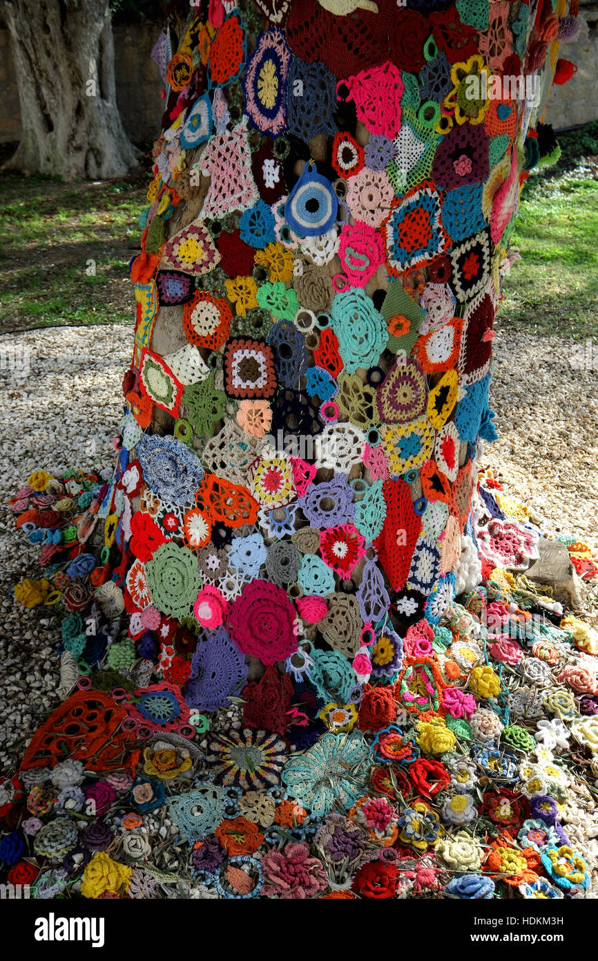 Un albero decorato da Lana a maglia fiori in un parco gladstonos in Paphos centro storico. Foto Stock