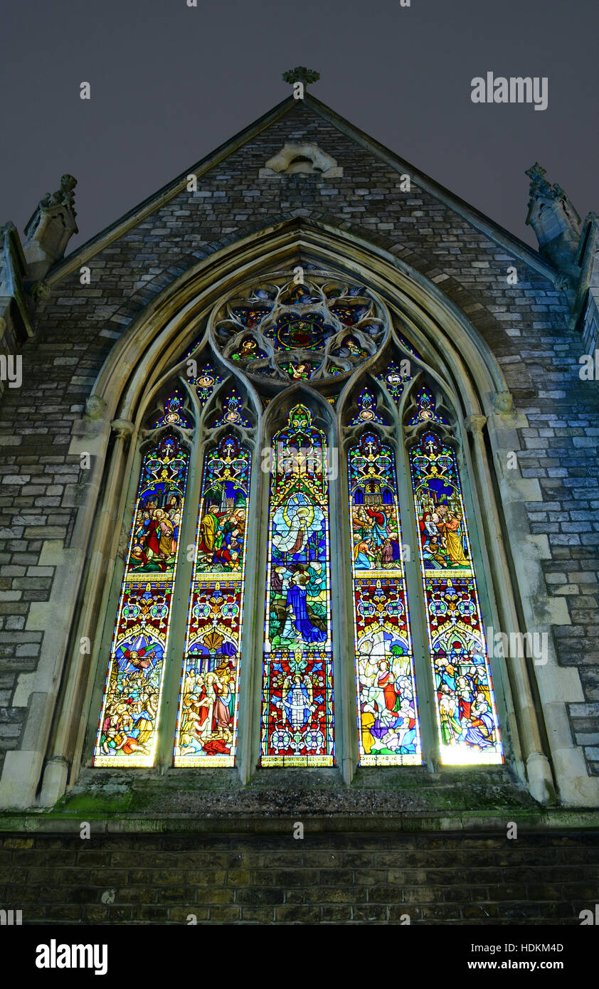 La finestra di vetro colorato presso il Newport Minster chiesa di St Thomas Square, Isola di Wight. Foto Stock