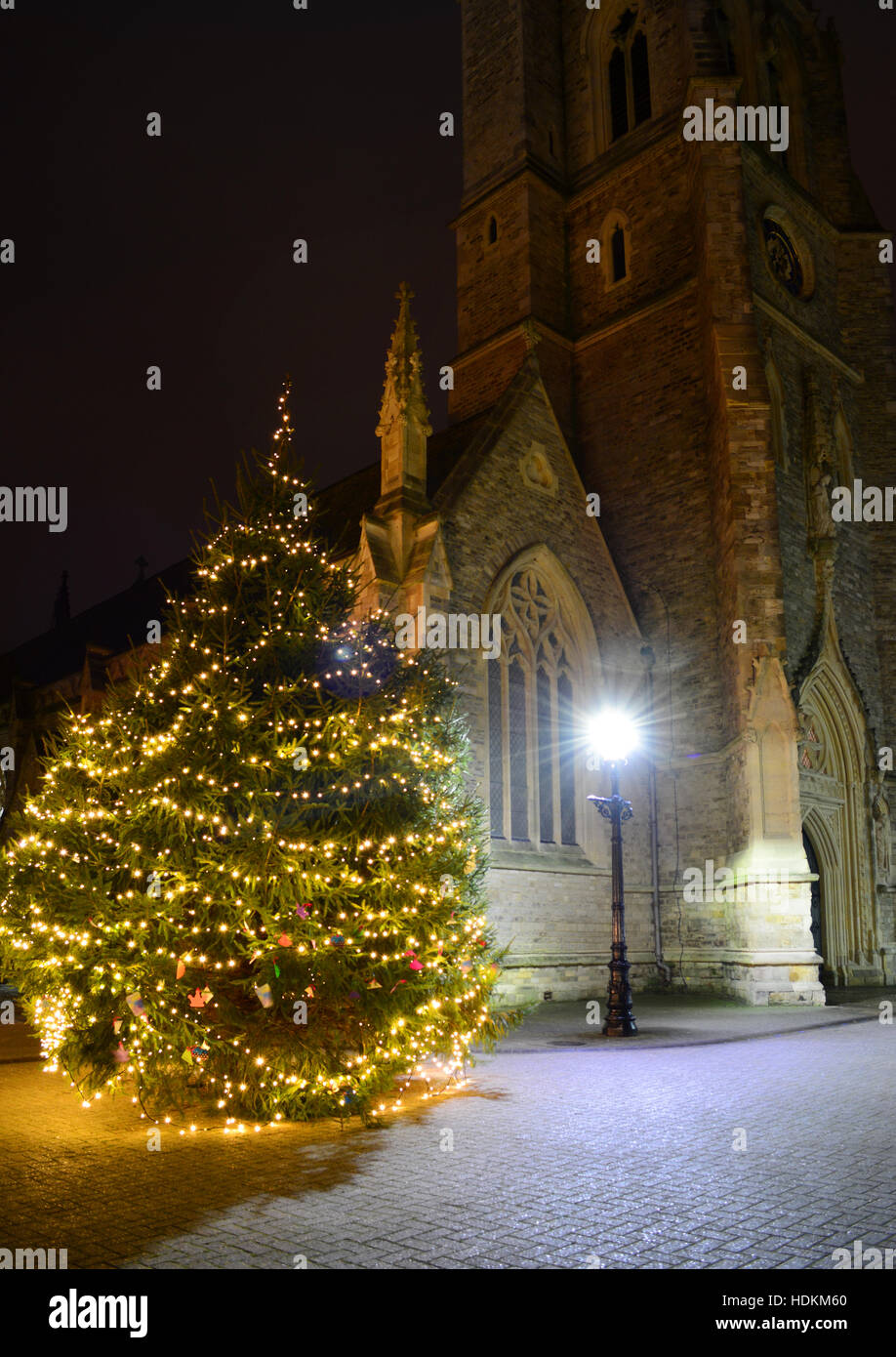 L'albero di Natale e Newport Minster chiesa di St Thomas Square, Newport, Isola di Wight. Foto Stock