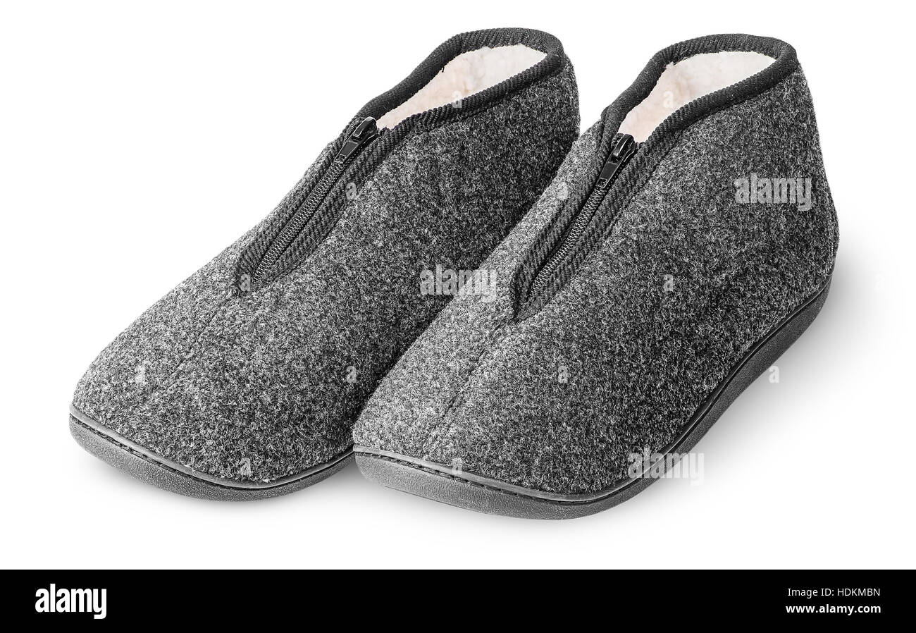 Una coppia confortevole grigio scuro pantofole di pelliccia isolati su sfondo bianco Foto Stock