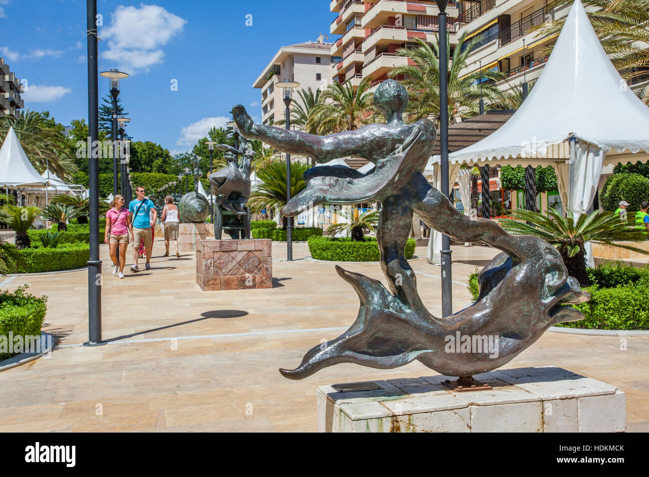 Spagna, Andalusia, provincia di Malaga, Costa del Sol, Marbella, Avenida del Mar, 'mun delfino sopra' scultura in bronzo di Salvador Dali Foto Stock
