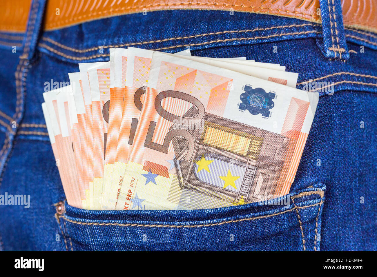 Jeans blu tasca posteriore con le banconote in euro Foto Stock