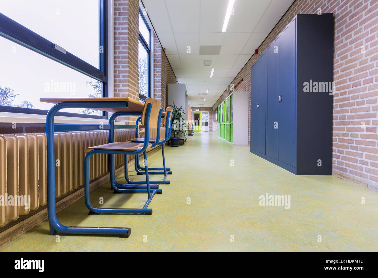 Mobili e ripostigli in alta scuola corridoio Foto Stock