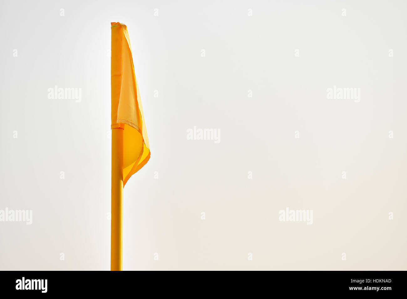 Dettaglio shot con angolo giallo bandiera su un campo di calcio Foto Stock