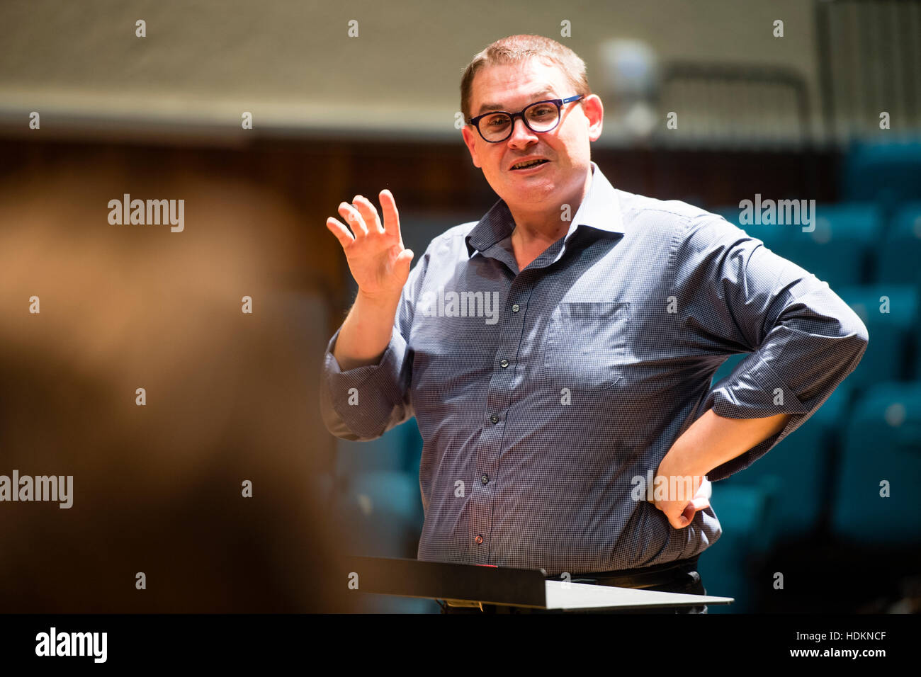 Nazionale Coro giovanile del Galles, leader, Paolo Mealor, a MusicFest , Aberystwyth Arts Centre , 30 luglio 2016. Wales UK Foto Stock