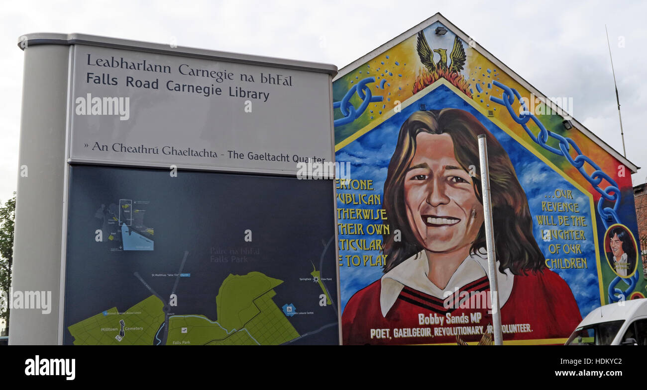 Belfast cade Rd Rebublican Bobby Sands murale e Carnegie Library Foto Stock