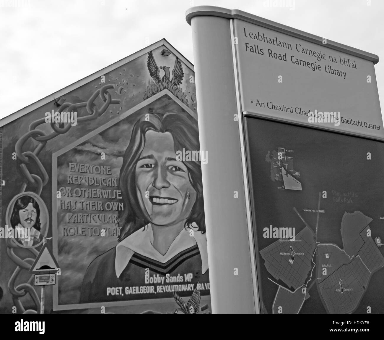 Belfast cade Rd Rebublican Bobby Sands murale e biblioteca Carnegie BW monocromatico Foto Stock