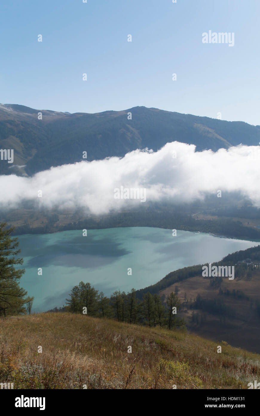 Vista del lago smeraldo circondati da montagne - Regione Kanas, Cina Foto Stock