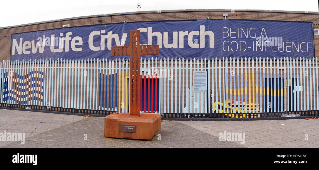 Belfast cade Rd Vita Nuova Chiesa della città e croce di ferro,essendo un dio influenza Foto Stock