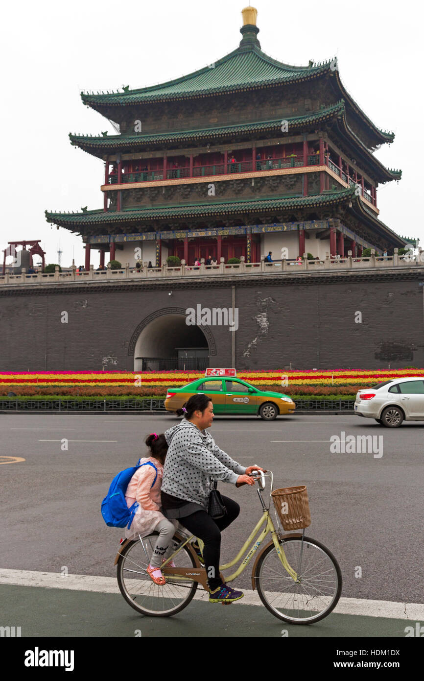 Il traffico a Torre Campanaria junction, Xian, Shaanxi, Cina Foto Stock Il traffico a Torre Campanaria junction, Xian, Shaanxi, Cina Foto Stock