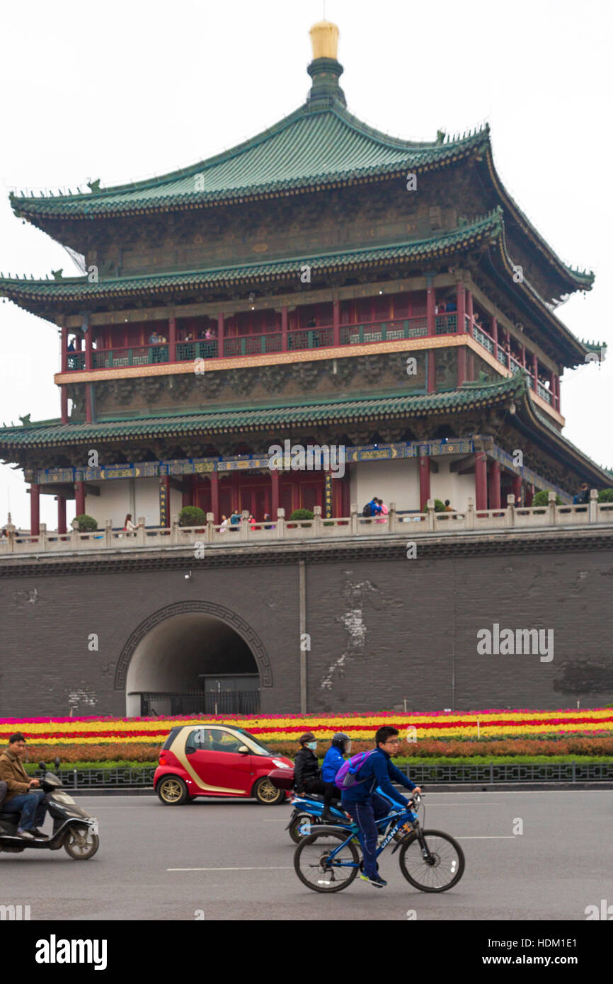 Il traffico a Torre Campanaria junction, Xian, Shaanxi, Cina Foto Stock Il traffico a Torre Campanaria junction, Xian, Shaanxi, Cina Foto Stock