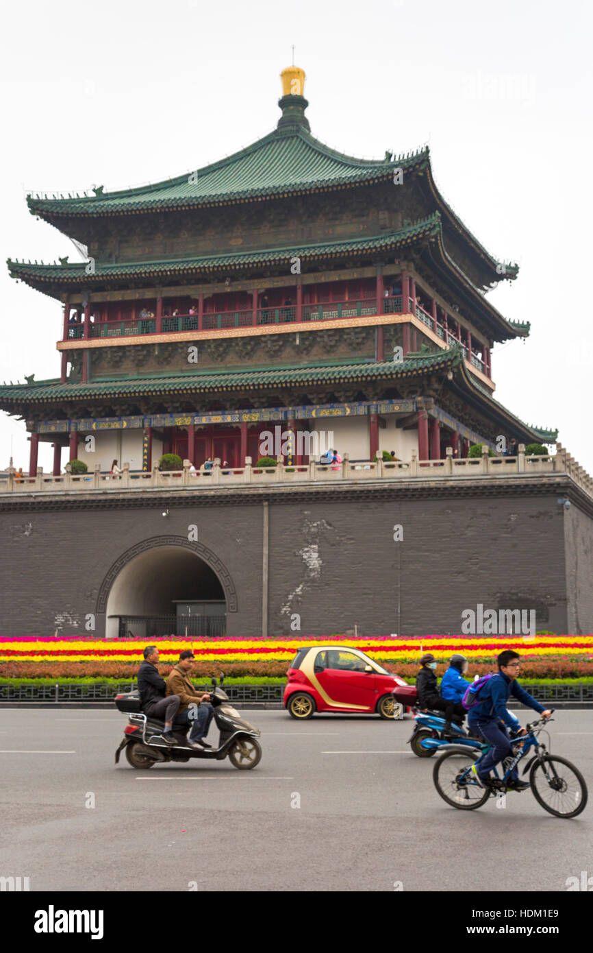 Il traffico a Torre Campanaria junction, Xian, Shaanxi, Cina Foto Stock Il traffico a Torre Campanaria junction, Xian, Shaanxi, Cina Foto Stock