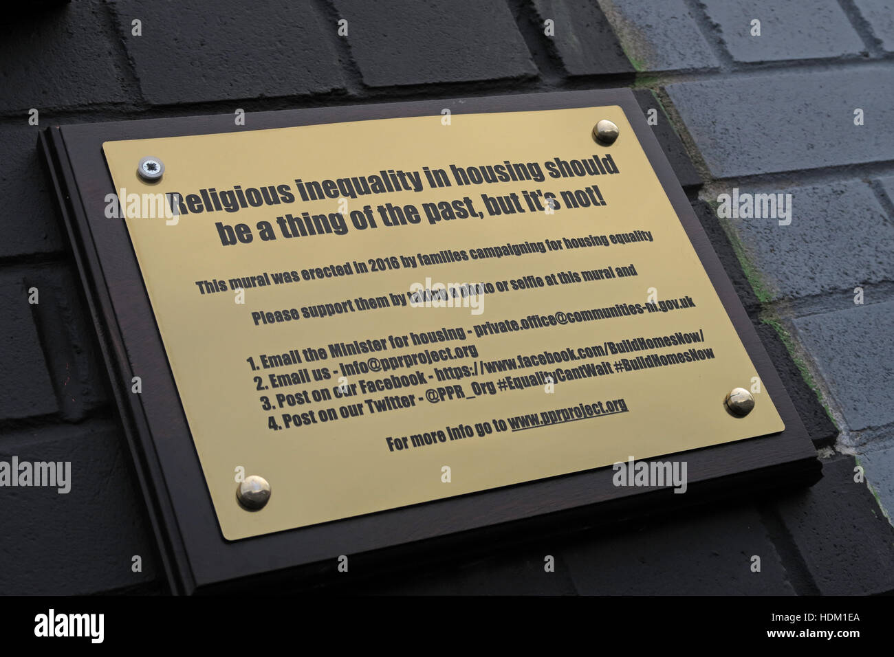 Belfast cade Rd Shankill Road,disuguaglianza religiosa nell'alloggiamento Foto Stock