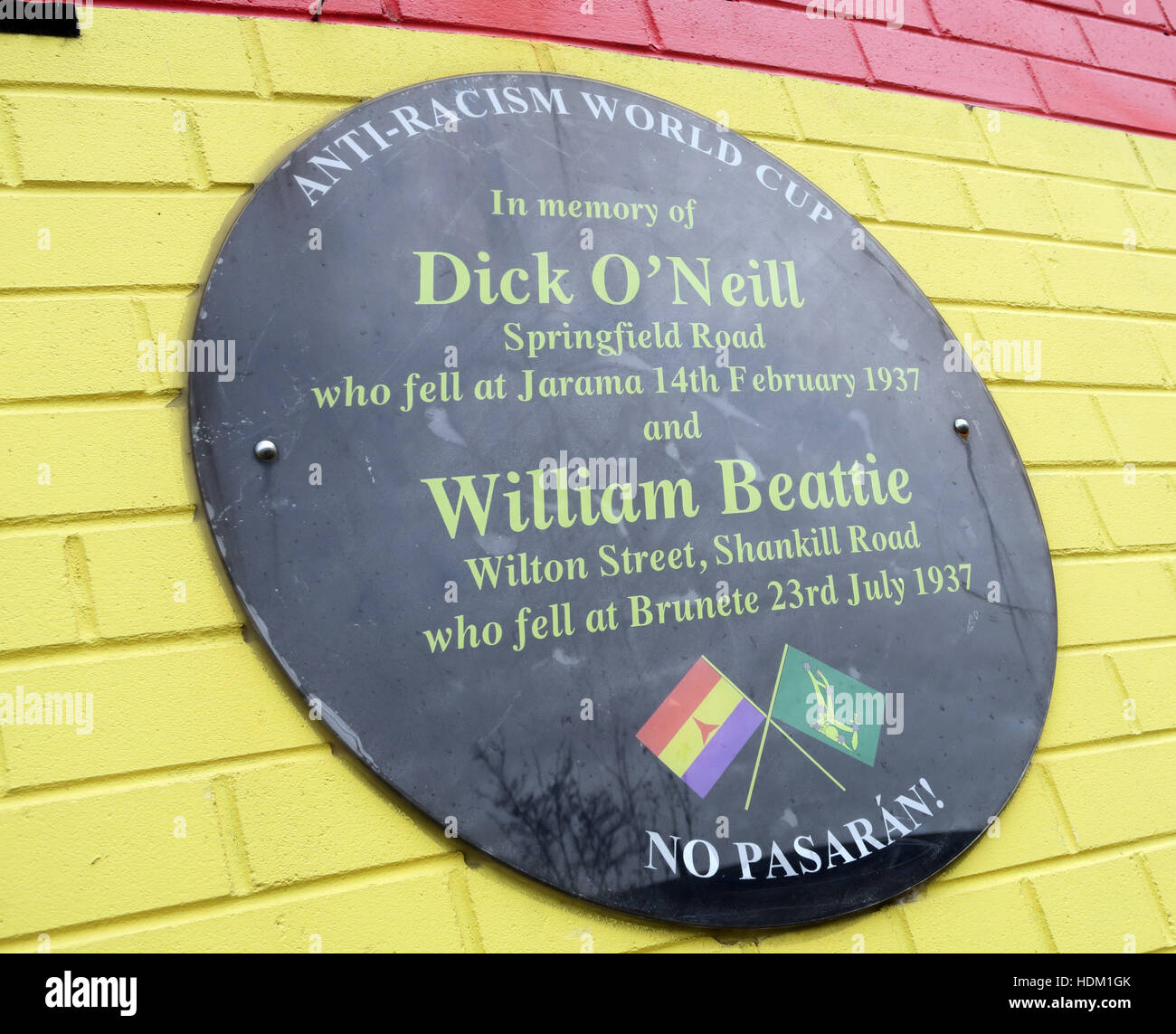 Belfast anti-razzismo world cup - Dick ONeill e William Beattie, Springfield Road & Wilton Street, Shankill Road Foto Stock
