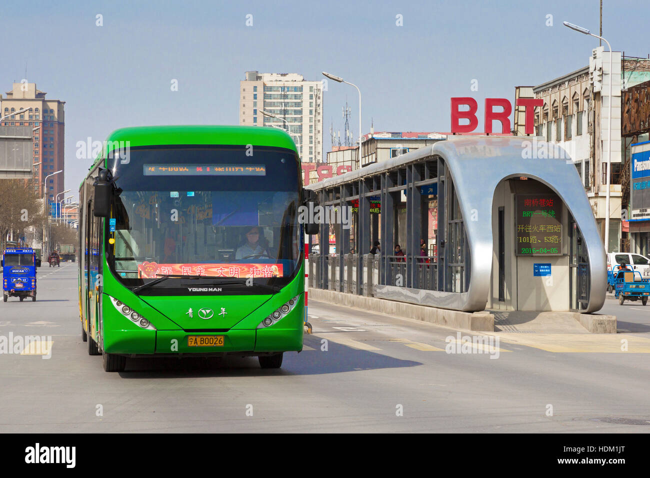 Stazione Bus sul sistema di transito rapido, Yinchuan, Ningxia, Cina Foto Stock