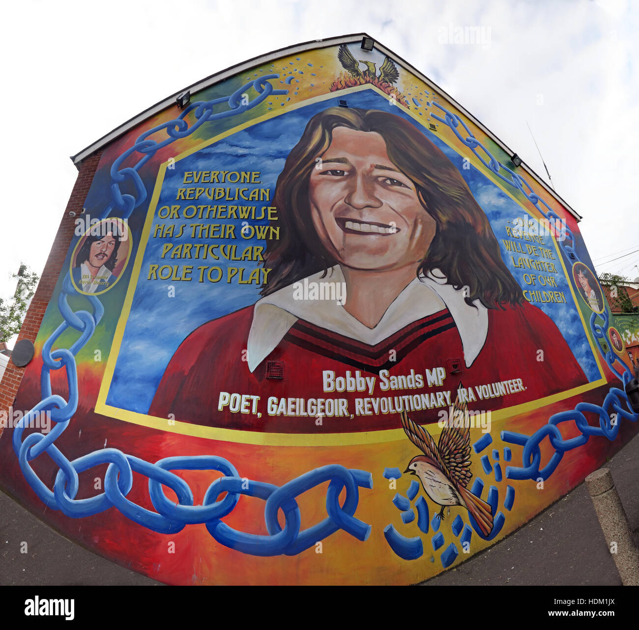 Belfast cade Rd murale repubblicano- Bobby Sands poeta, rivoluzionario,IRA volontario sul frontone ampio angolo Foto Stock