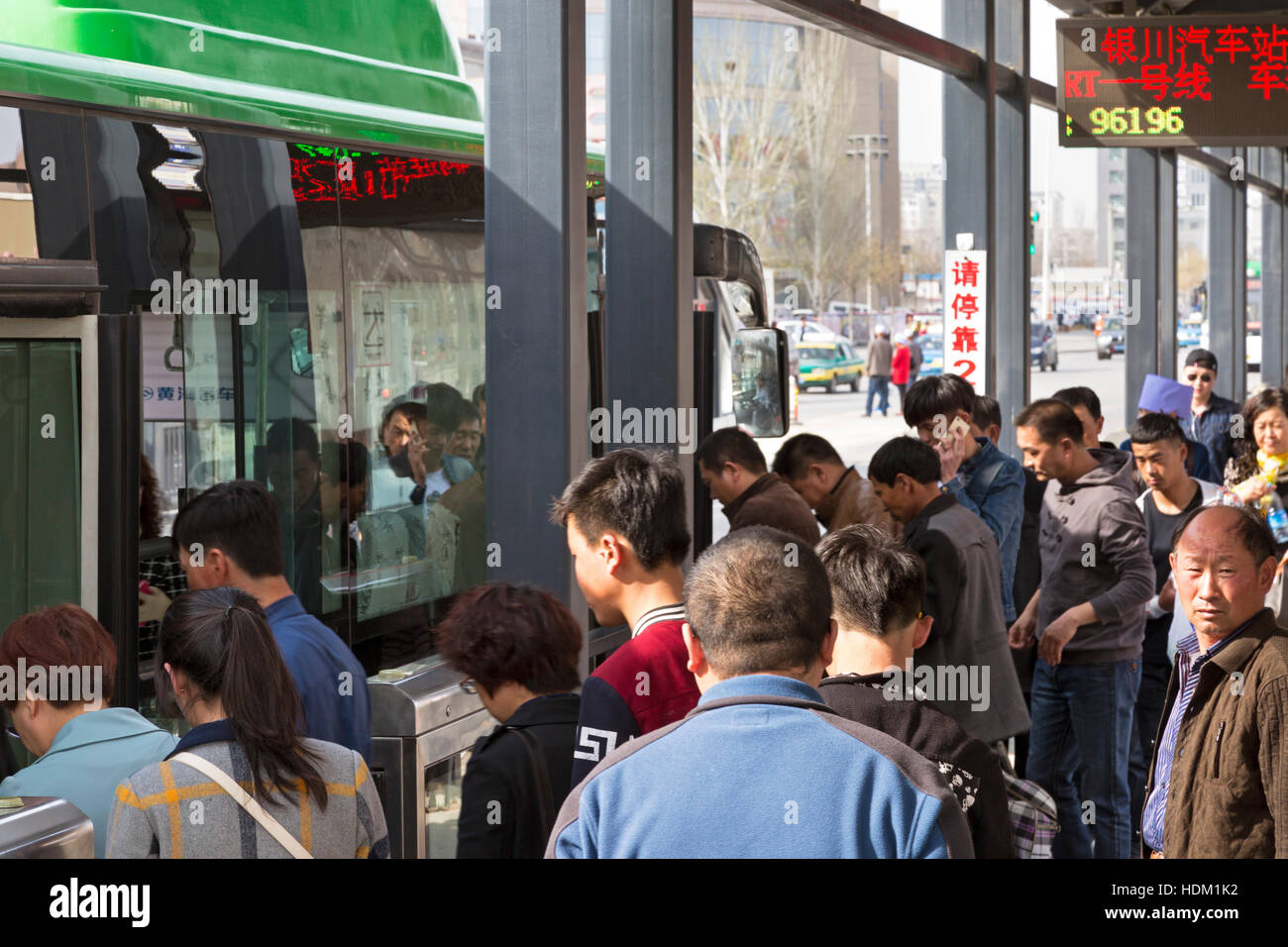 Fermata bus per il sistema di transito rapido, Yinchuan, Ningxia, Cina Foto Stock