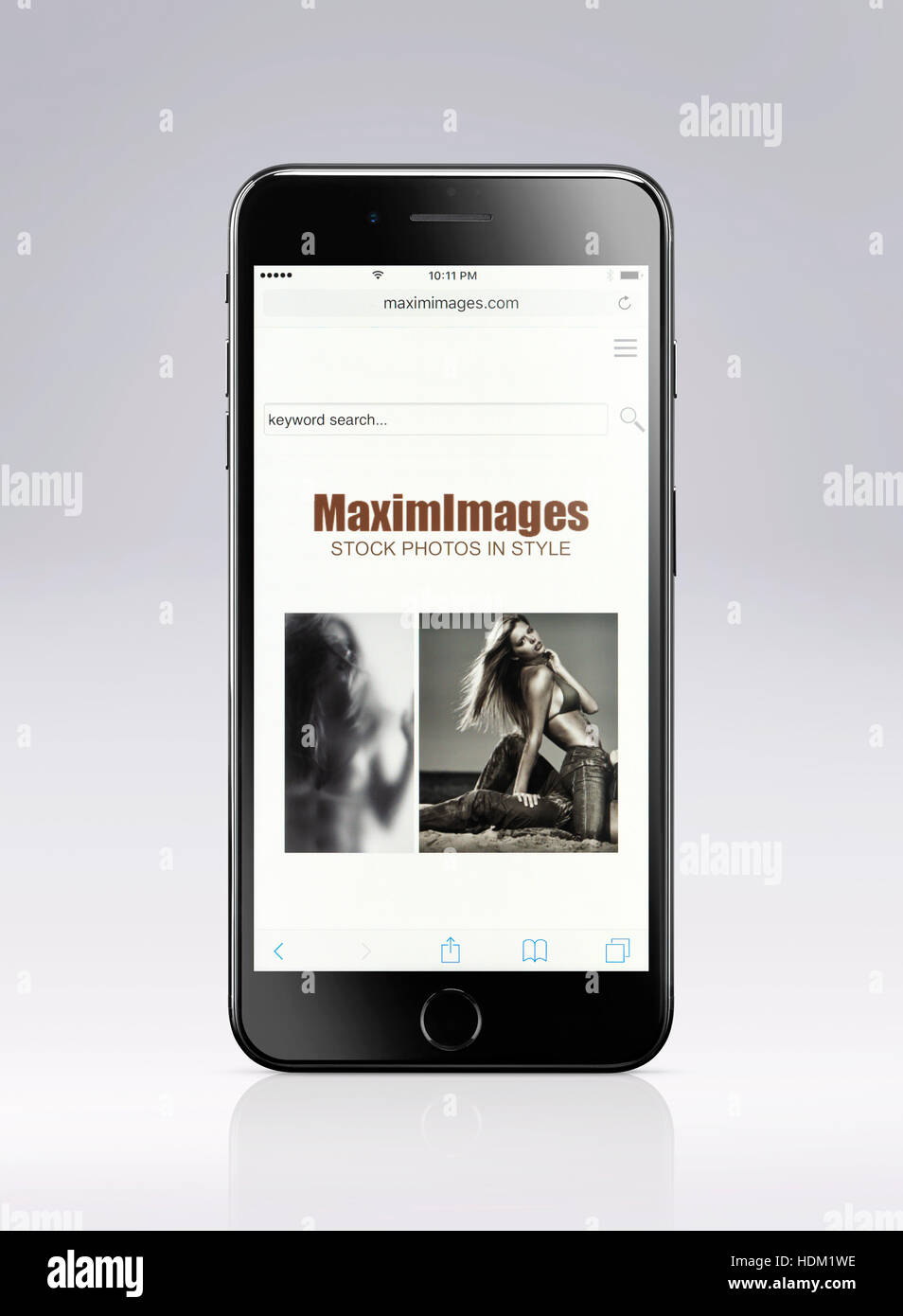 Apple iPhone 7 Plus con MaximImages fotografia stock sito web aperto sul suo display isolato su sfondo grigio chiaro con tracciato di ritaglio Foto Stock