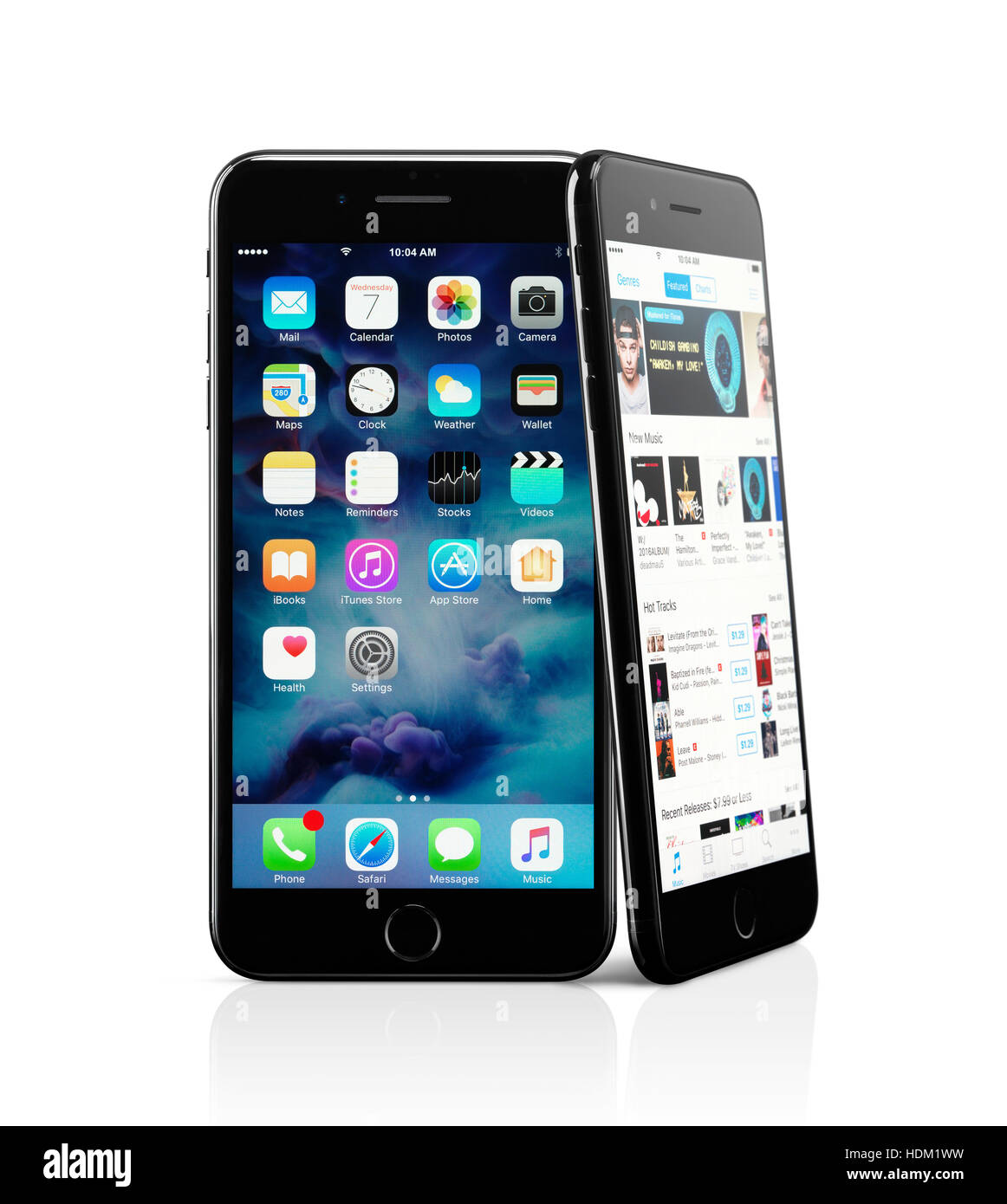 Due Apple iPhone 7 smartphone Plus con desktop e iTunes sul display isolato  su sfondo bianco con tracciato di ritaglio Foto stock - Alamy