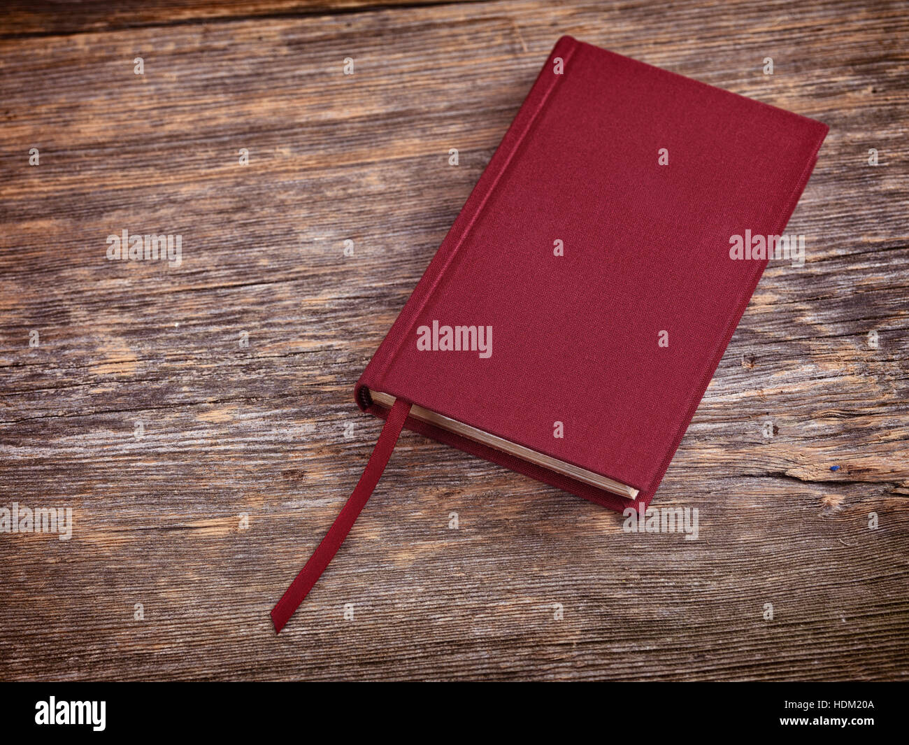 Red libro rilegato sul tavolo di legno sfondo Foto Stock
