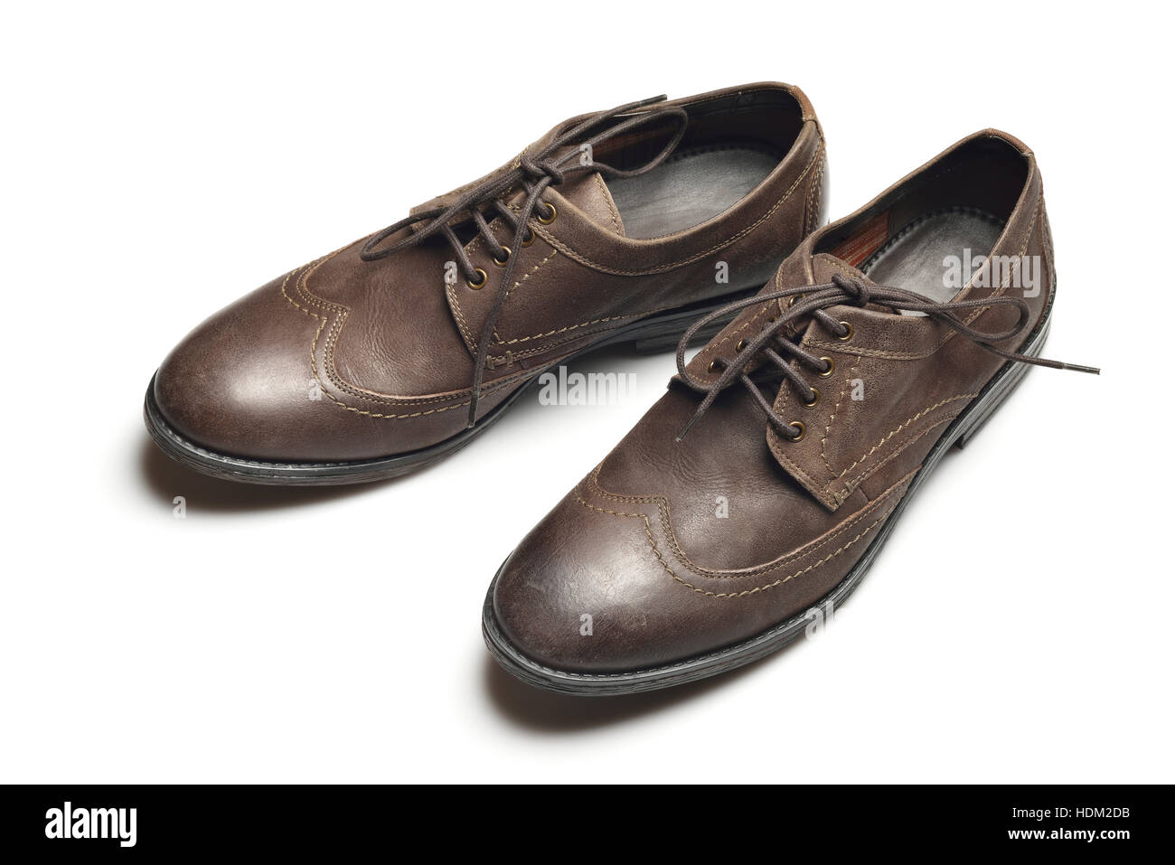 Marrone scuro scarpe di cuoio su sfondo bianco Foto Stock