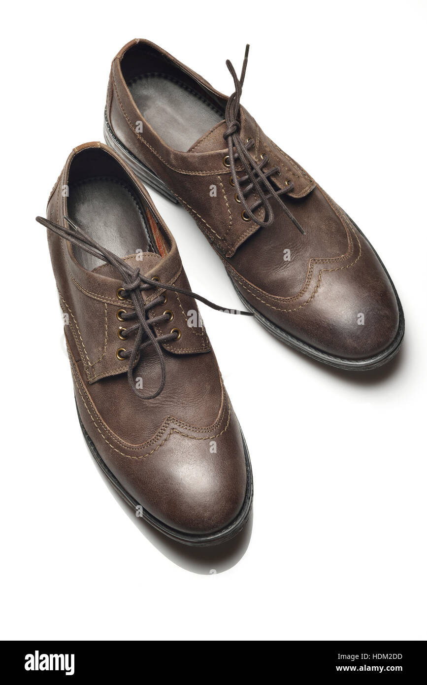Vista superiore di colore marrone scuro scarpe di cuoio su sfondo bianco Foto Stock