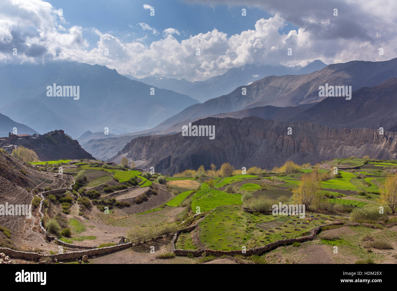 Bellissimo paesaggio di montagna del villaggio di Muktinath inferiore del distretto di Mustang, Nepal. Foto Stock