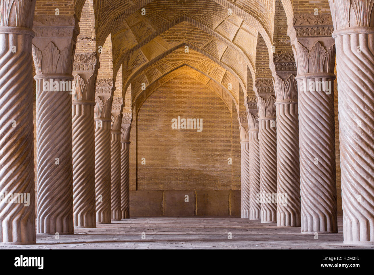 Shiraz, Iran - 26 dicembre 2015: le bellissime colonne in moschea Vakil, Shiraz, Iran Foto Stock