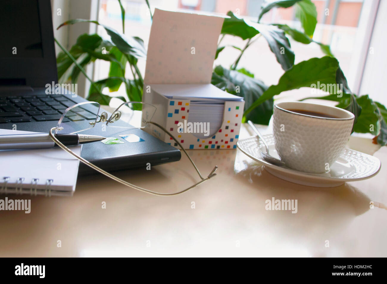 Il computer portatile e la tazza di caffè sulla scrivania Foto Stock