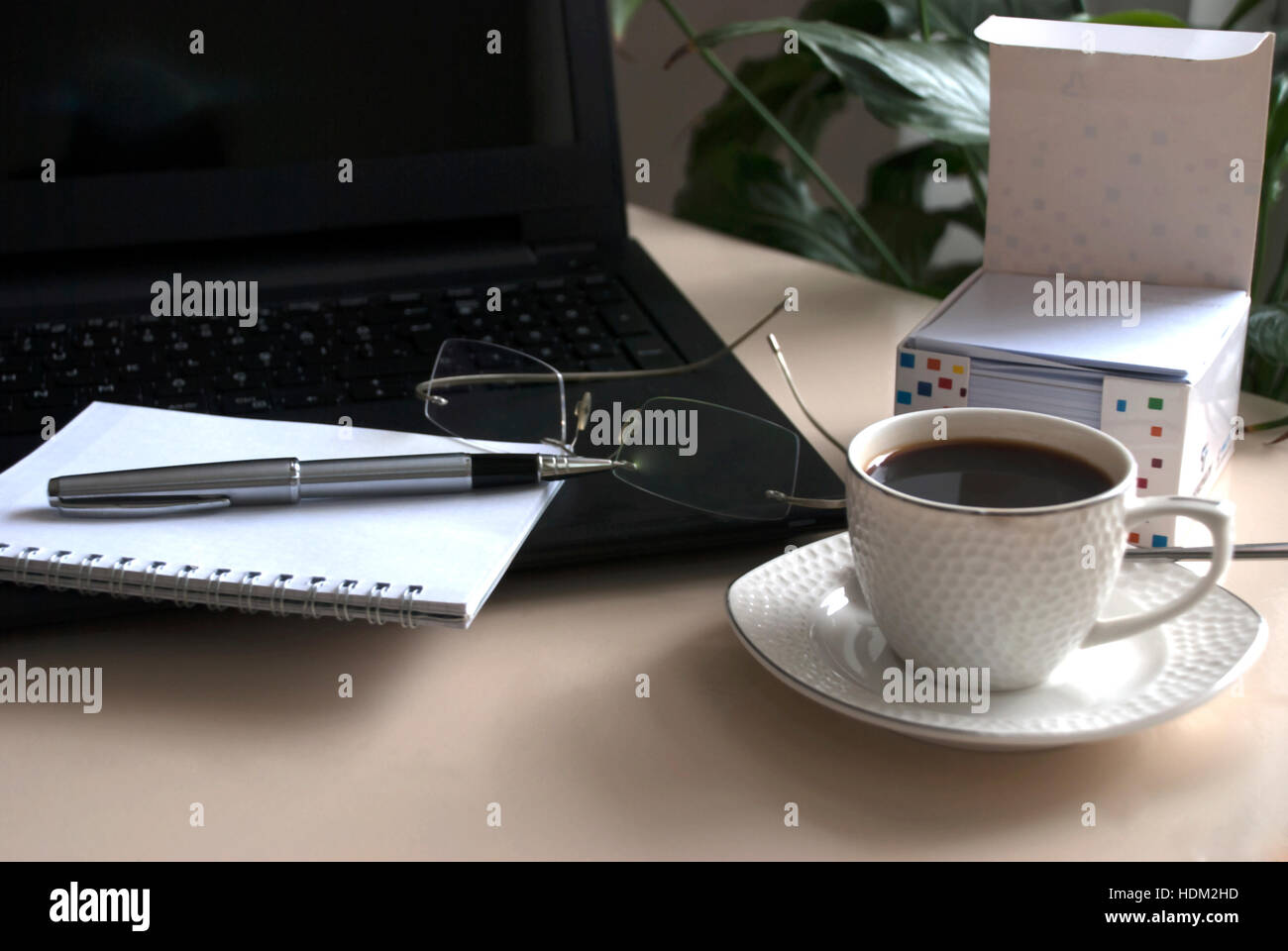 Il computer portatile e la tazza di caffè sulla scrivania Foto Stock