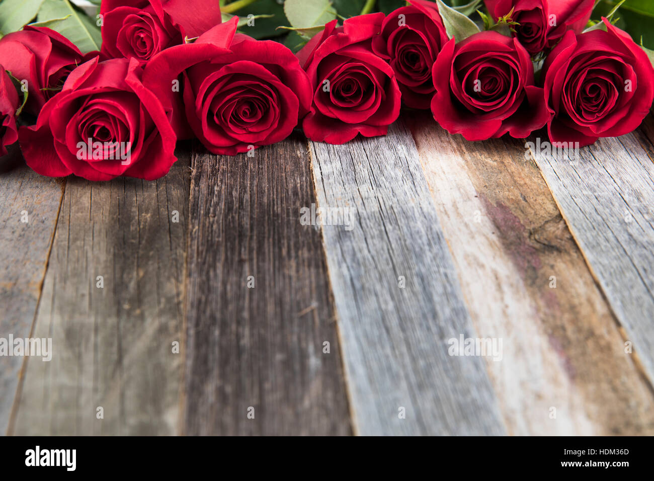 Romantico rose rosse per occasioni speciali su uno sfondo di legno con copia spazio. Foto Stock