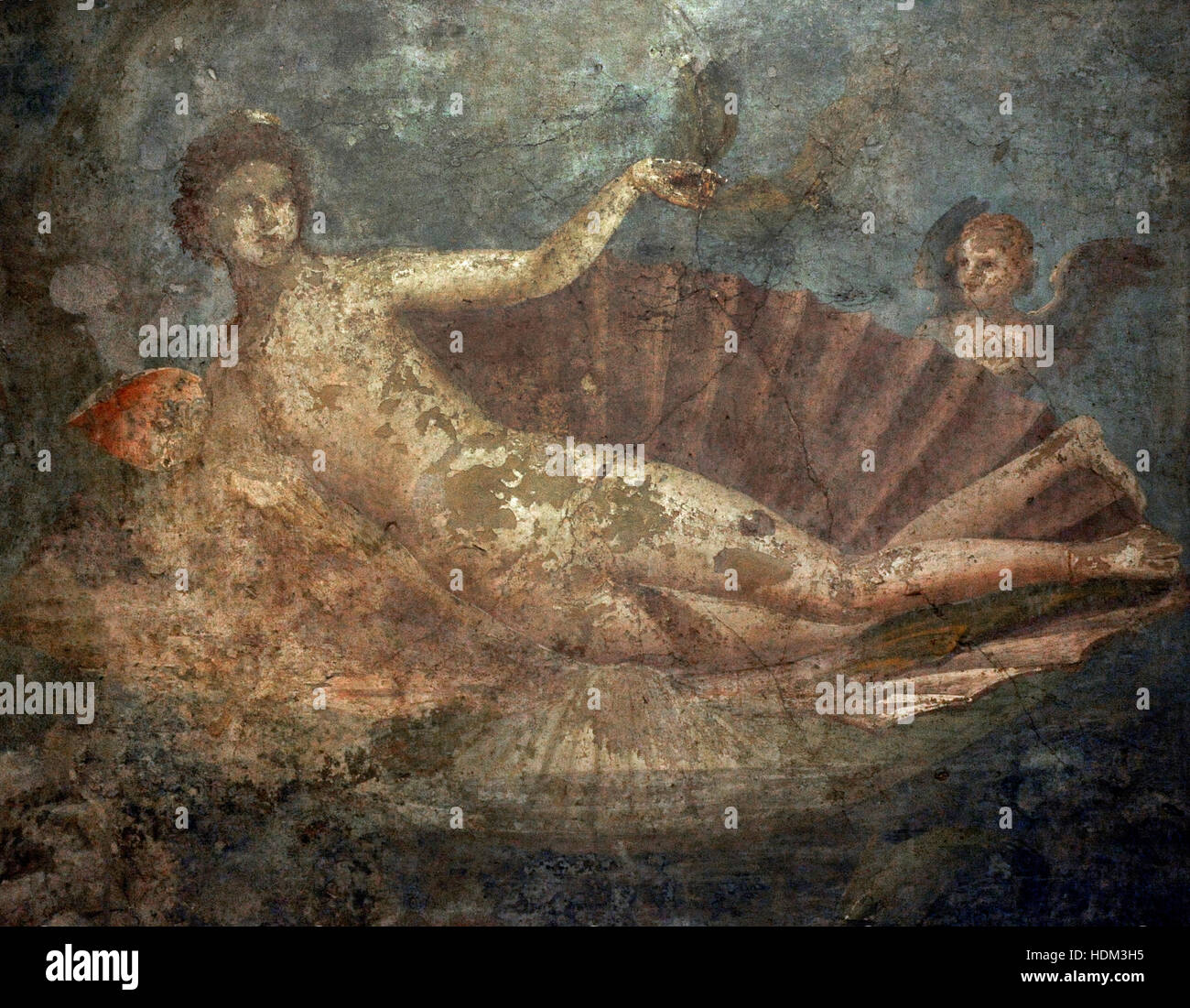 Dea Venere reclinata in un guscio con Eros. Pompei (?). 50-70 annuncio. Museo Archeologico Nazionale. Napoli. L'Italia. Foto Stock