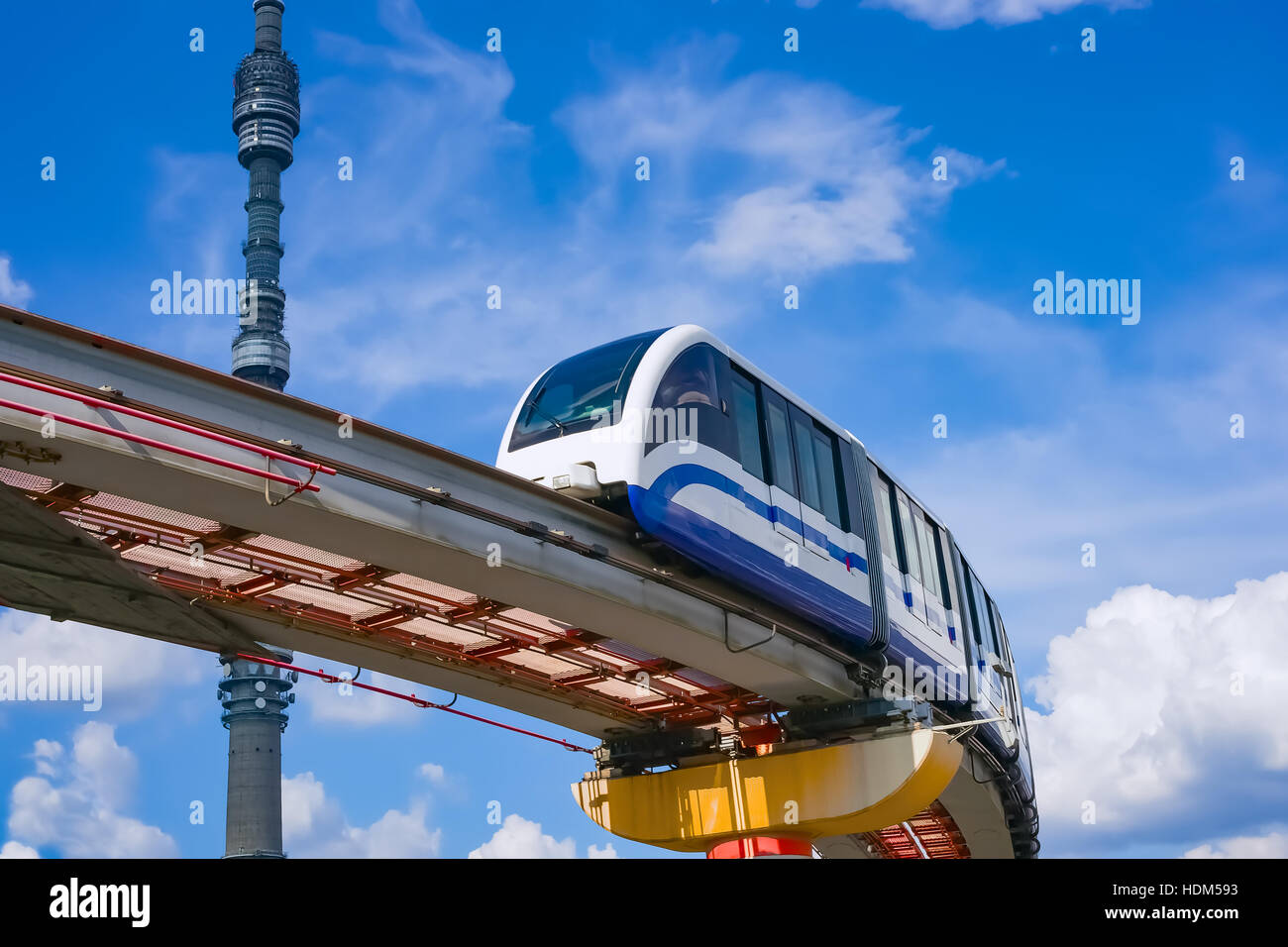 Paesaggio urbano di Mosca. TV Tower Kuskovo e treno monorotaia, Russia, Europa Foto Stock