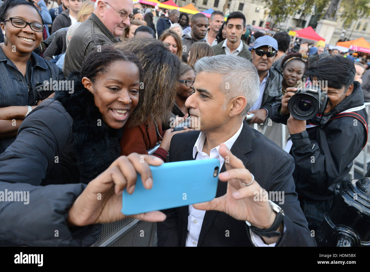 Il sindaco di Londra Sadiq Khan è visto tenendo selfies in Trafalgar Square in quanto ospita "Africa sulla piazza' per celebrare in Africa la arti e cultura. Dotato di: Sadiq Khan dove: Londra, Regno Unito quando: 15 Ott 2016 Foto Stock