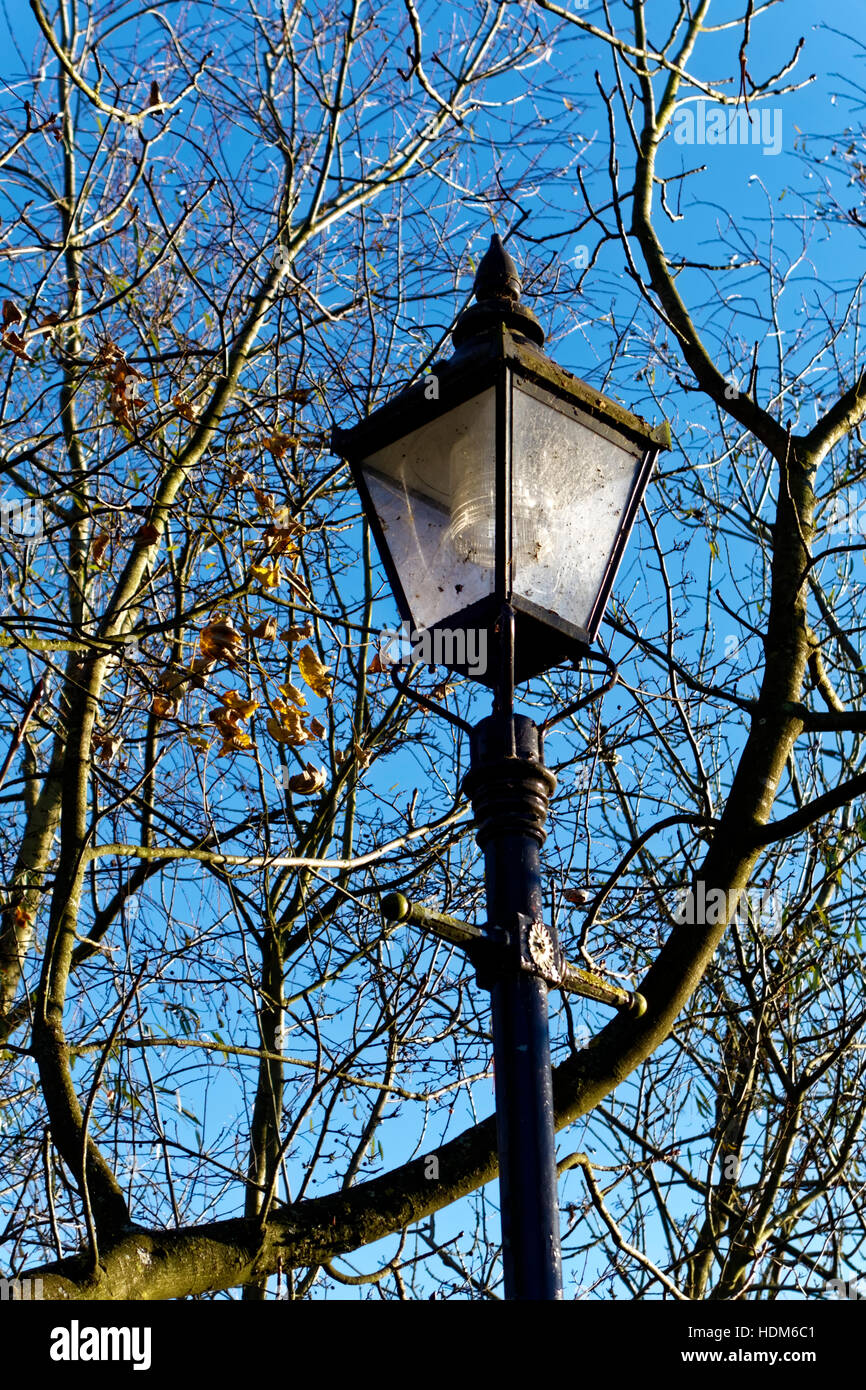 Un vecchio stile strada lampada a Wilton Shopping Village, Wiltshire, Regno Unito. Foto Stock