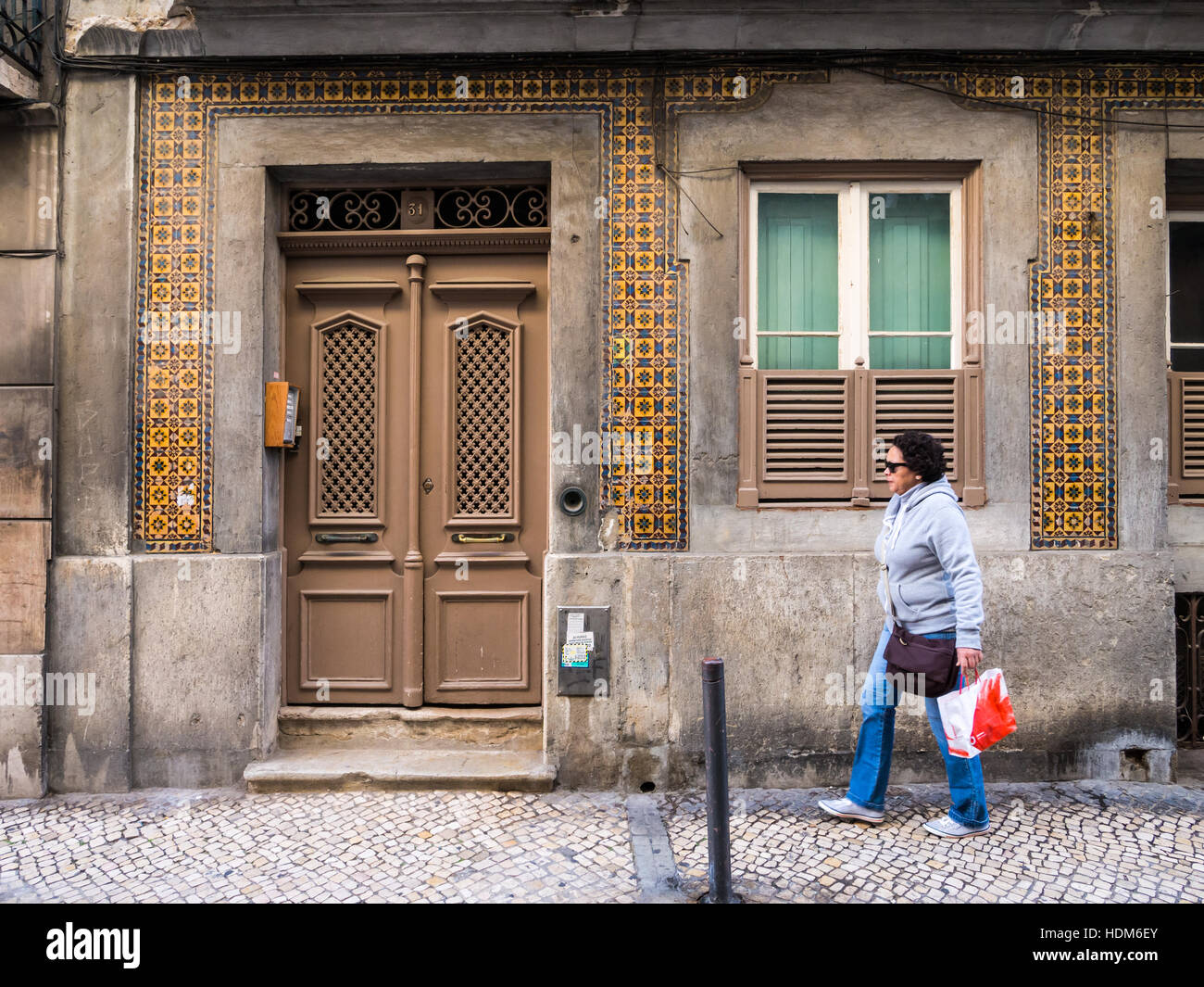 Persona che passa accanto a un vecchio edificio nel Bairro Alto, Lisbona, Portogallo. Foto Stock