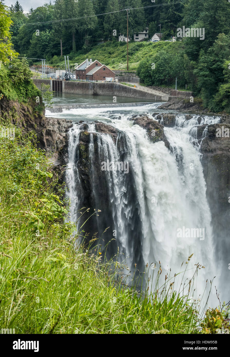 Acqua esplode in una cascata in Snoqualmie, Washington. Foto Stock