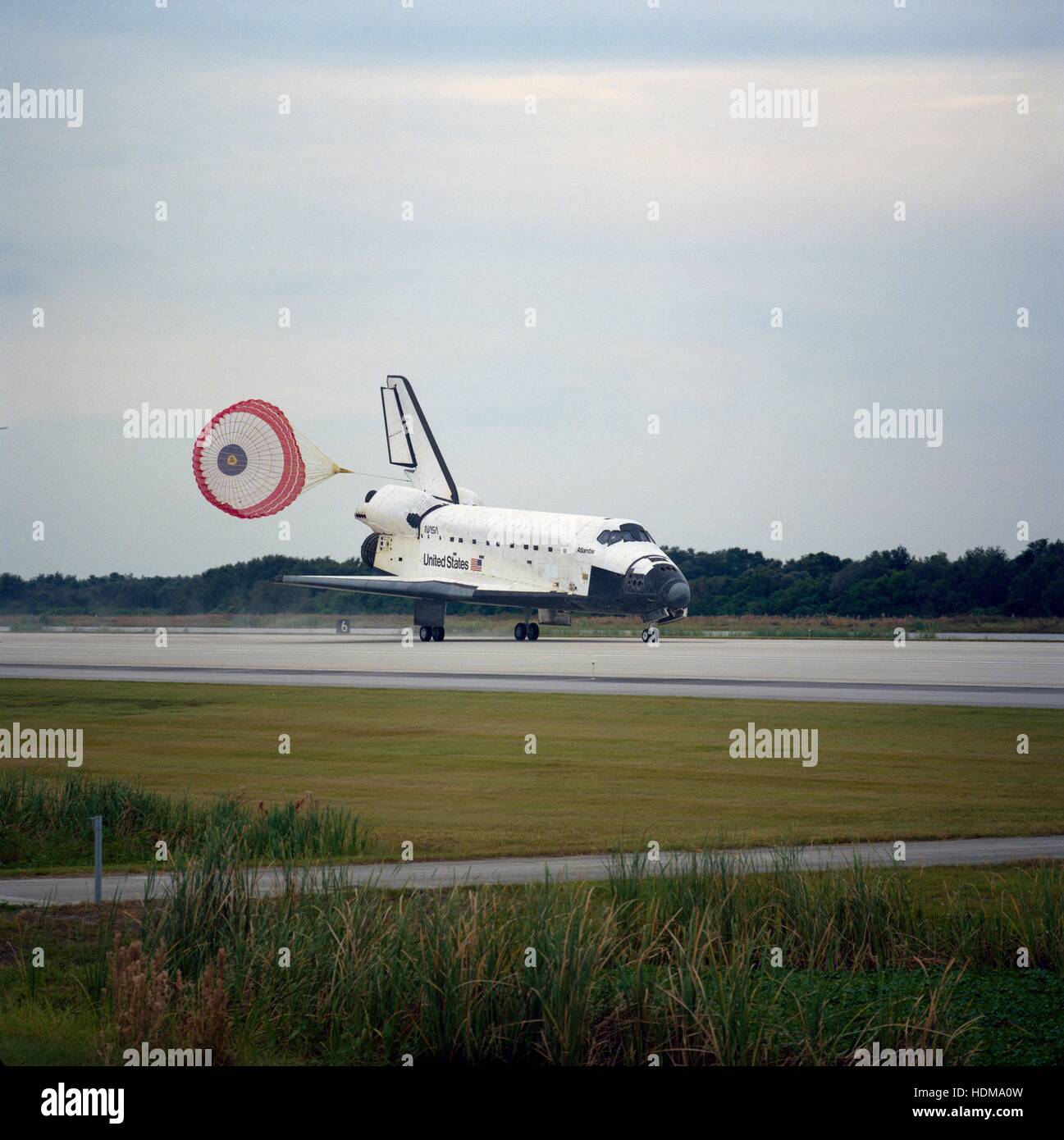 La NASA Space Shuttle Atlantis atterra sulla pista presso il Kennedy Space Center Shuttle Landing Facility alla fine della sua STS-74 missione Novembre 20, 1995 in Merritt Island, Florida. Foto Stock