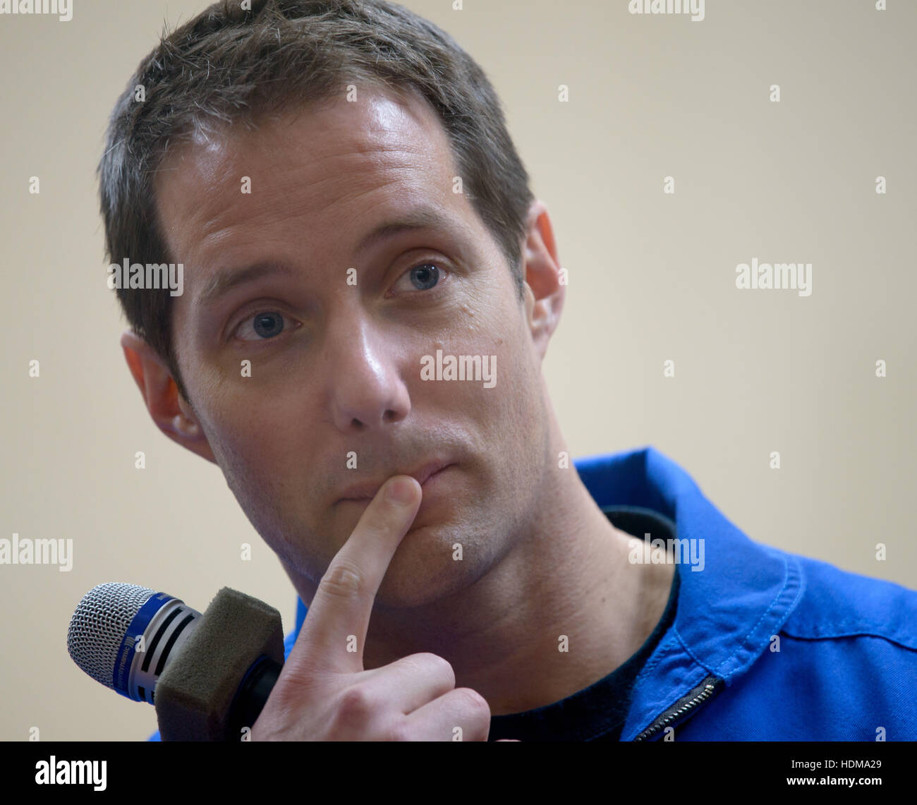 La NASA Stazione Spaziale Internazionale Expedition 50 primo equipaggio astronauta francese Thomas Pesquet dell'Agenzia spaziale europea partecipa a una conferenza stampa da dietro il vetro in quarantena presso il cosmonauta Hotel Novembre 16, 2016 di Baikonur in Kazakhstan. Foto Stock