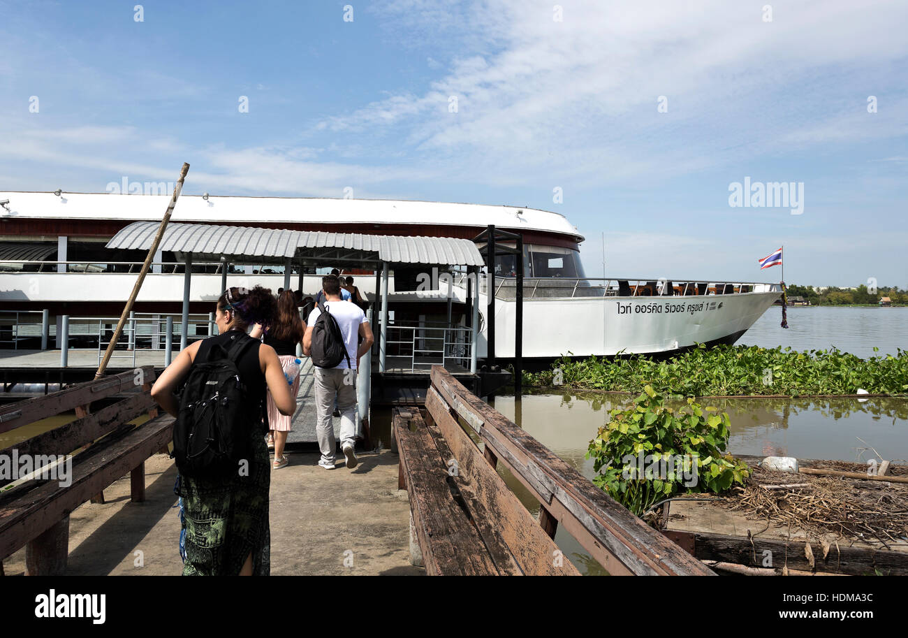 Persone di salire a bordo di una barca per una crociera fluviale lungo il Fiume Chao Phraya da Ayutthaya a Bangkok in Tailandia Foto Stock