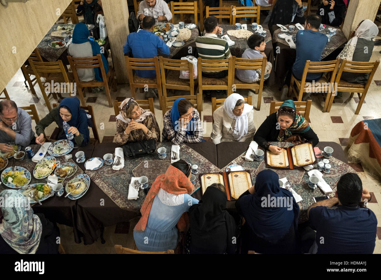 Le famiglie hanno un pasto presso il ristorante Sharzeh in Vakil Street, Shiraz, far Provincia, Iran Foto Stock