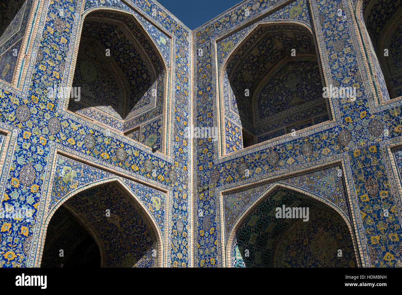 Un close-up delle tessere di mosaico della moschea Jameh, Isfahan, Provincia di Isfahan, Iran Foto Stock